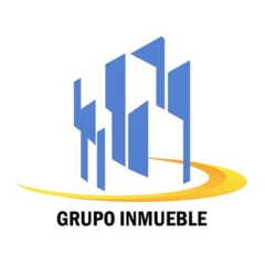 logo formas abstractas geometricas azules y amarillo en forma de edificios, con tipografia abajo que dice Grupo inmueble.