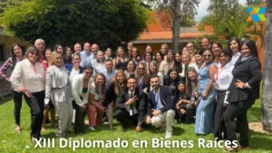 grupo de personas de pie en un jardín posando para foto grupal del Diplomado bienes ra+ices 2025
