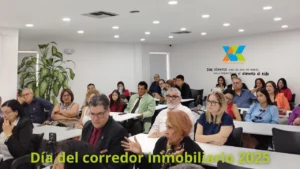 grupo de personas hombres y mujeres, vestidos casual y formal, sentados en auditorio muy iluminado escuchando a un ponente en el dia del corredor inmobiliario en ASOCIUVEN